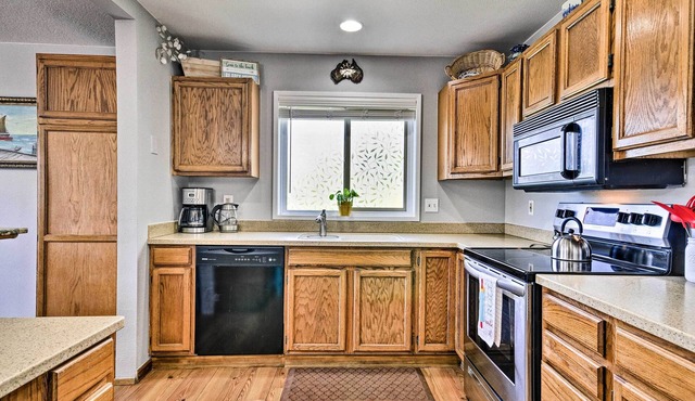 Classy Hood River Condo with Mt. Adams Views!