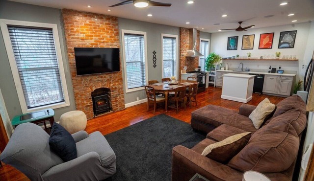 Classy Midtown 2BR, King Master