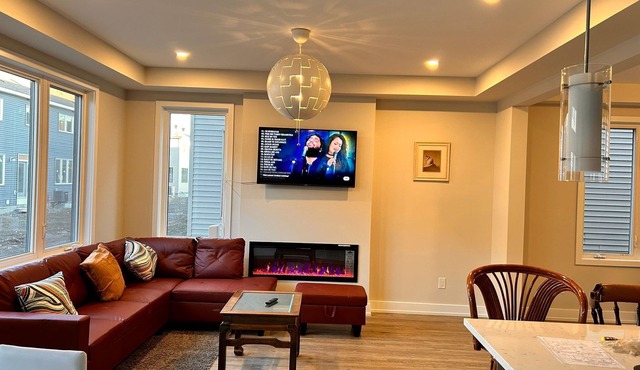 Classy & Modern 4 Bedroom & 3.5 Bath w/SelfCheck-In+Kitchen & Parking-Ottawa