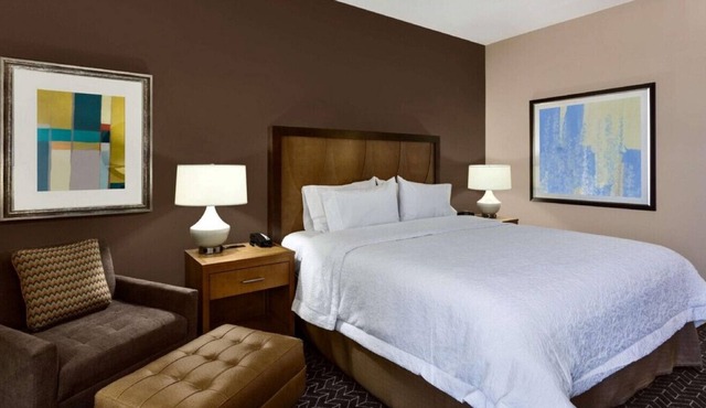 Classy & Modern King Rm w/ Free Hot Breakfast!