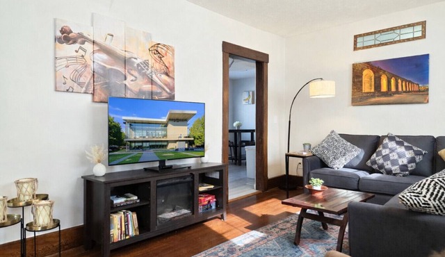 Classy Oberlin Stay | Near Dining, Shops & College