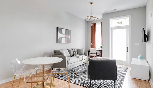 Classy, Spacious Apt Near Esteemed Restaurants