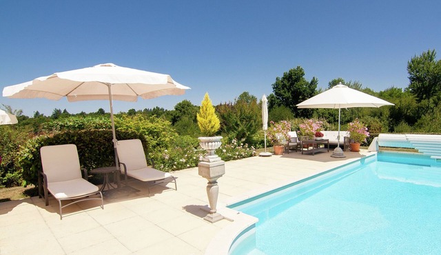 Classy Villa in Ecuras-Rouzède with Private Garden