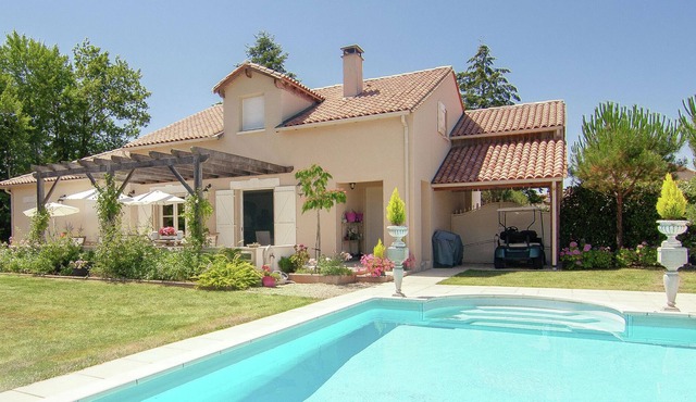 Classy Villa in Ecuras-Rouzède with Private Garden