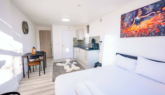 Claude Road Studio + Hot Tub Access