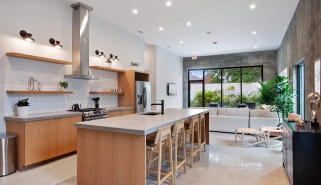 Claudia | Sense of Calm and Relaxation, Walking Distance to the Excitement - PO