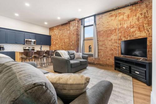 Clay St Suite