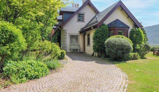 CLAYBOKIE, family friendly, with open fire in Braemar