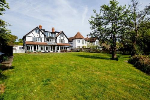 Claysmead - A large Lakeside House in Thorpeness - Aldeburgh Coastal Cottages