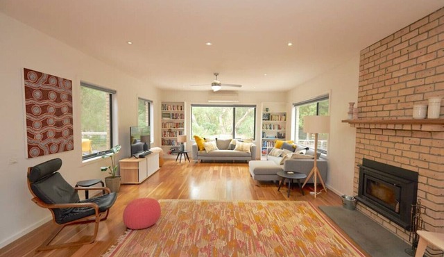 Claystone - walking distance to the beach!