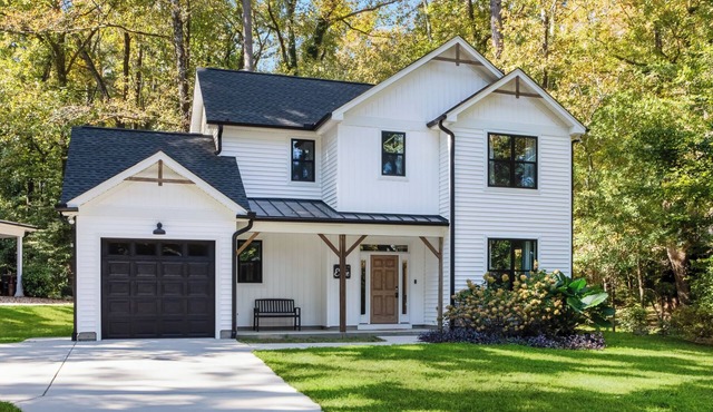 Clayton 3BR Modern Farmhouse & Downtown Sleeps 8