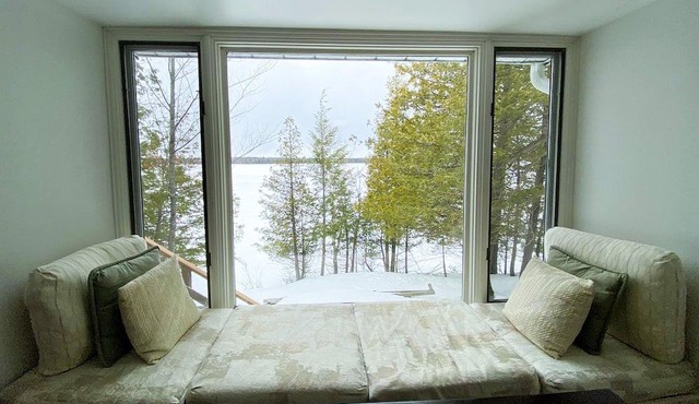 Clayton Lake Waterfront Cottage With Spectacular View & Games Room
