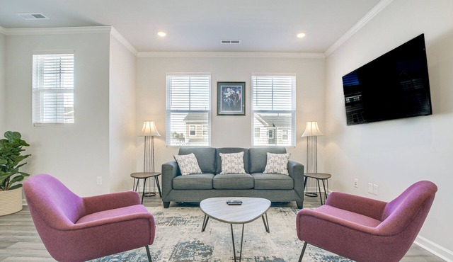 Clayton Townhome ~ 13 Mi to Downtown Raleigh!