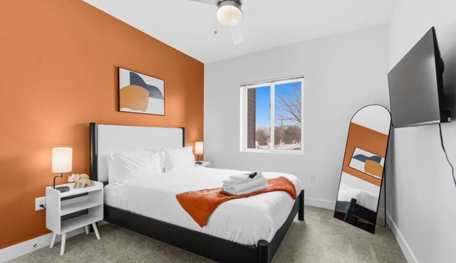 CLE Clinic 2BR | Sleeps 6 Pool Table, Balcony, W/D