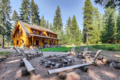Cle Elum Mountain Cabin with Hot Tub and Hiking!