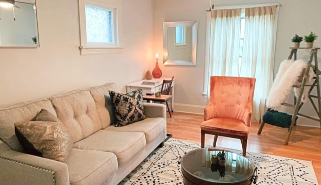 CLE Retreat - Priv APT & Offstreet Parking OFF-SEASON PRICING!