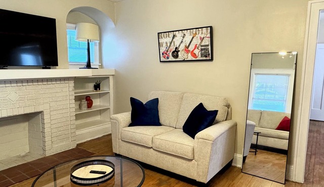 CLE Rock-n-Roll Apartment-CLE Clinic Long Term Stays Welcomed