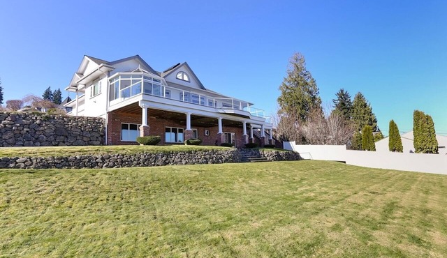 Clean 1 bedroom apartment with commanding view of Seattle.