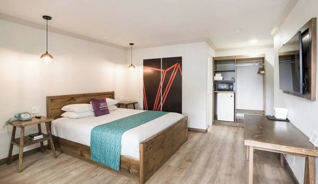 Clean 1 King Bed Room in Ramona Wine Country