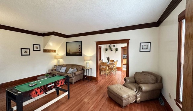 Clean 1st floor 4 bedroom Near Downtown [1-4]