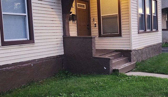 Clean 2-bedroom apartment with WiFi, located on the northwest side of Rockford.