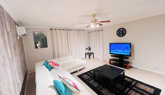 Clean 2-bedroom house in Downtown with 1Gbps