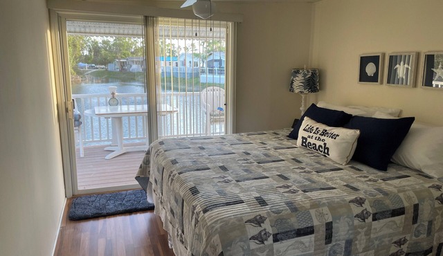 Clean 2-bedroom mobile home close to Ft Meyers Beach. Heated pool, Fitness Room