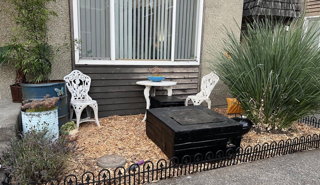 Clean 2 bedroom Townhouse close to Airport and Downtown