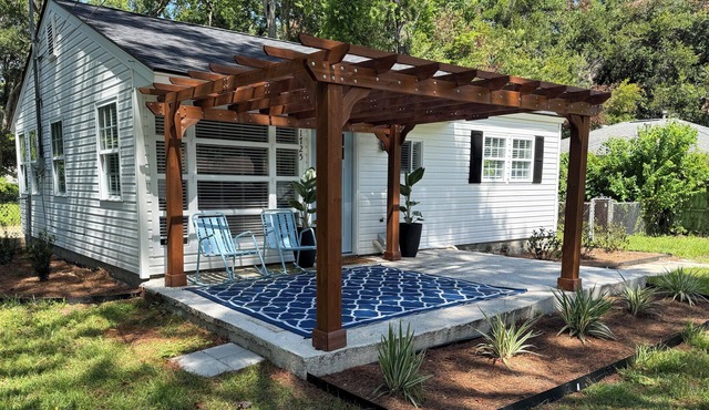 Clean 2 BR - 5 minutes to PI + Beach - Coffee, Blackstone, and Pergola - NEW!