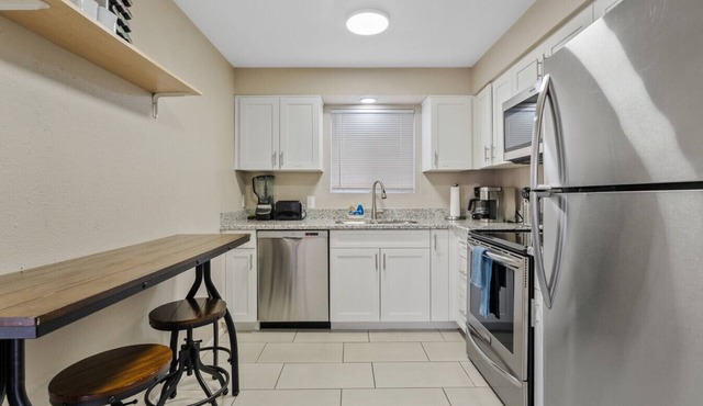 Clean 2BR condo near Downtown Mesa - free parking