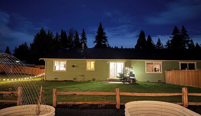 Clean 2BR Home with Peloton Bike & Tread in Puyallup