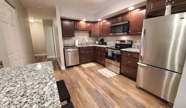 Clean 3 Bed Apartment near Boston +Free Parking