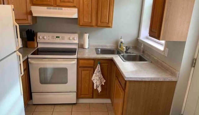 Clean 3 bedroom apartment in safe neighborhood