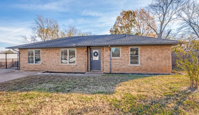 Clean 3-bedroom house with backyard in Pilot Point - BLUEBONNET