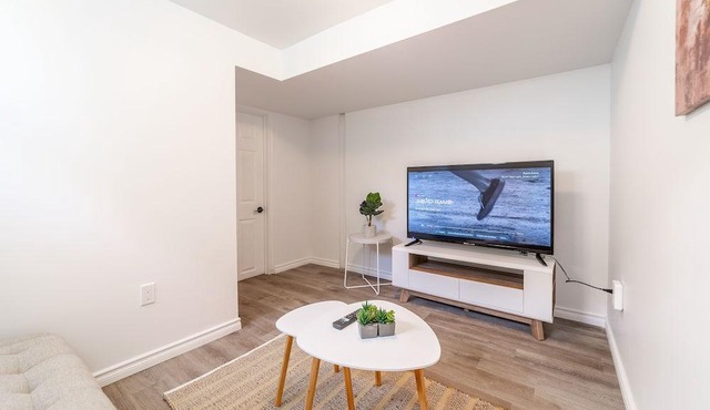 ⭐️Clean 5 bedroom home with 2 kitchens⭐️