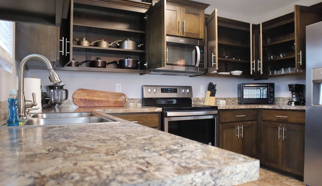 Clean! 5Bed home. Centrally located. Privacy