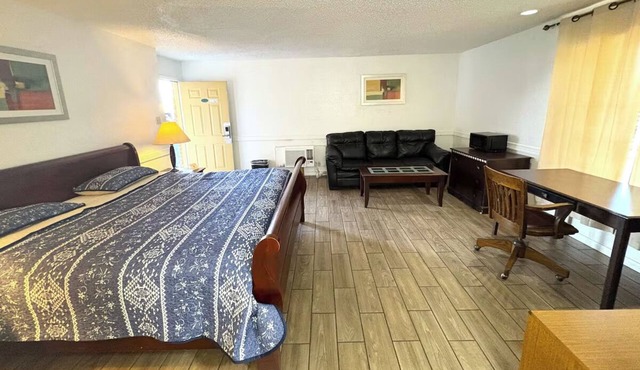 Clean & Affordable Pet-Friendly Room w/Free Parking