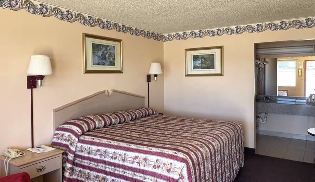 Clean & Affordable Stay w/Free Parking, Near Seminole's Heart – 1.4 miles away