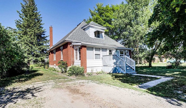 Clean Air! A Home Space with lots of Character+200-foot backyard to enjoy.
