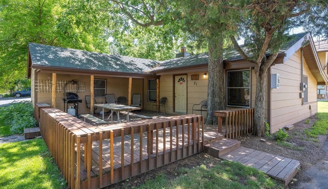 Clean and Comfortable Cabin Thirty Minutes from Mt Rushmore - In Rapid City On Canyon Lake Thirty Minutes from Mt Rushmore
