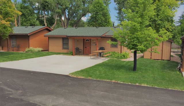 Clean and Comfortable Cottage Thirty Minutes from Mt Rushmore - In Rapid City On Canyon Lake Thirty Minutes from Mt Rushmore