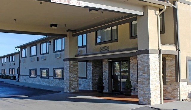 Clean and Comfortable! Pool, Free Parking, Free Breakfast, Pets Allowed Here