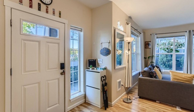 Clean and comfortable condo near Nike, Intel and train station.