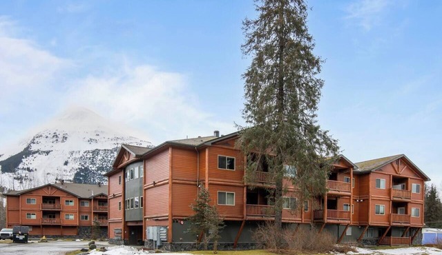 Clean and Comfortable 2 Bdrm Condo in Downtown