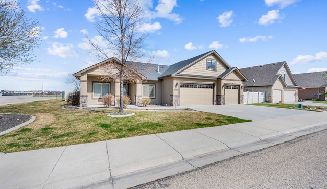 Clean and Comfortable Centrally Located 5br/3Bath home in Meridian, ID.