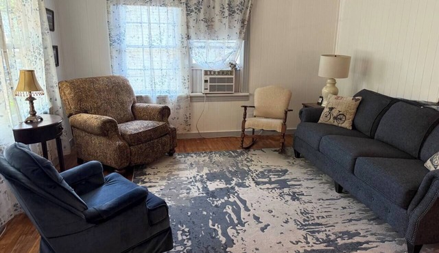 Clean and comfortable home near downtown Pineland.