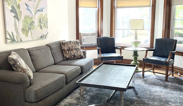 Clean and Comfy Updated Apt in Convenient Location