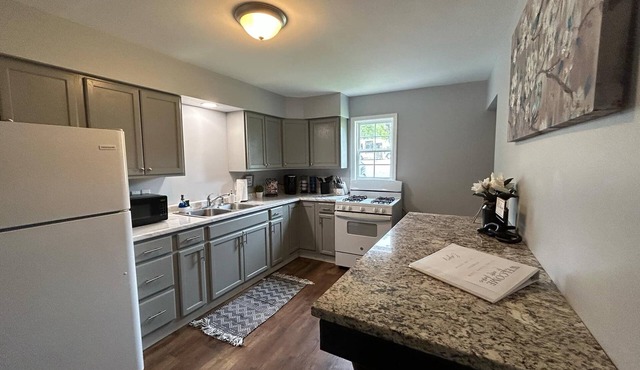 Clean and cozy 4 Bed, 2 Bath home- Sleeps 11- Close to university-