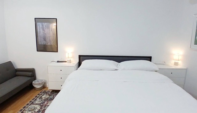 Clean and cozy, King bed, private bathroom, ample parking, free internet