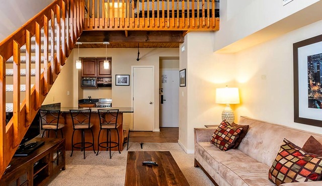 Clean and cozy loft! Right at Mountain Inn!